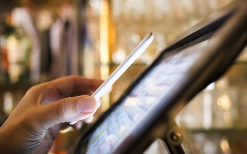 圖三:顧客運用行動支付消費不用帶現金,生活更簡單與從容。 圖片來源:shutterstock 圖三:顧客運用行動支付消費不用帶現金,生活更簡單與從容。 圖片來源:shutterstock
