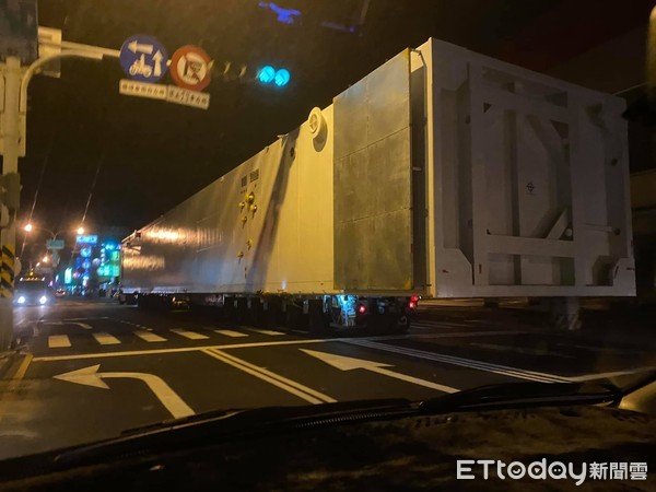 台南「神秘貨櫃車」凌晨行經中華北路，全長超過50公尺